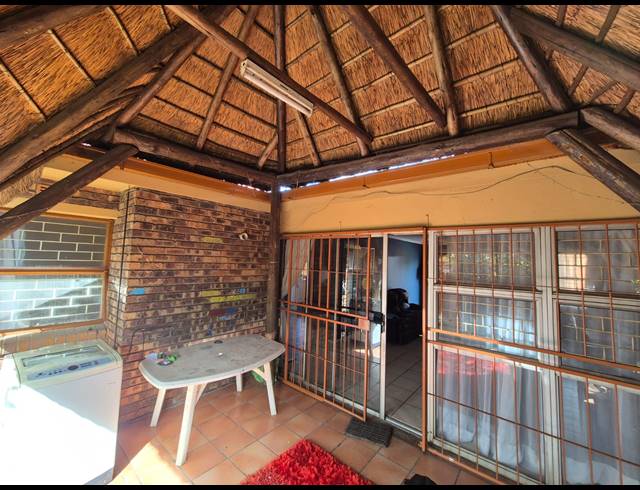 3 BEDROOM TOWNHOUSE FOR SALE IN VANDERBIJLPARK CE 2